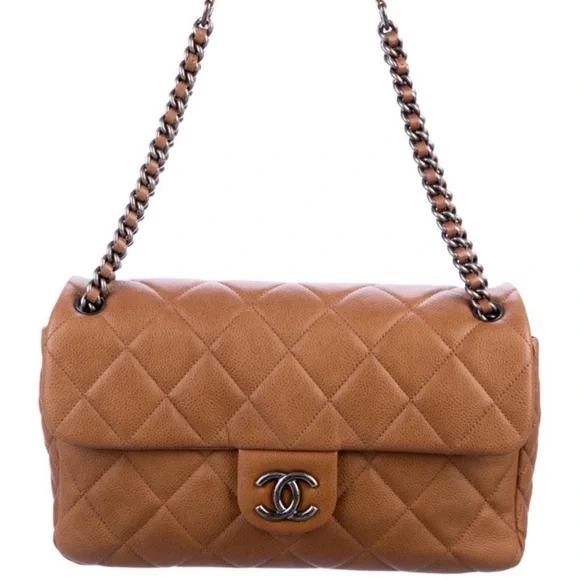 Quilted Leather Chanel Purse — Mint condition - Picture 1 of 8